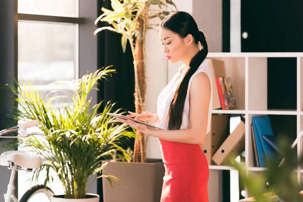 Femme d'affaires travaillant avec tablette numérique — Photo de stock