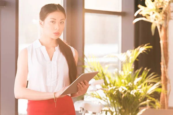 Jeune femme d'affaires avec tablette numérique — Photo de stock