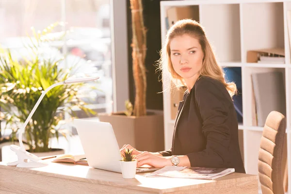 Mulher de negócios que trabalha com laptop — Fotografia de Stock