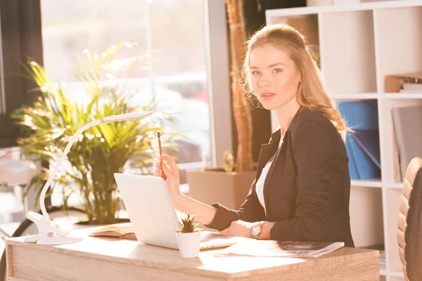 Mulher de negócios que trabalha com laptop — Fotografia de Stock