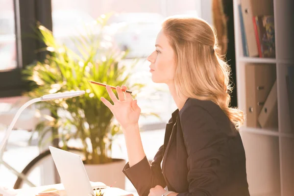 Geschäftsfrau arbeitet mit Laptop — Stockfoto