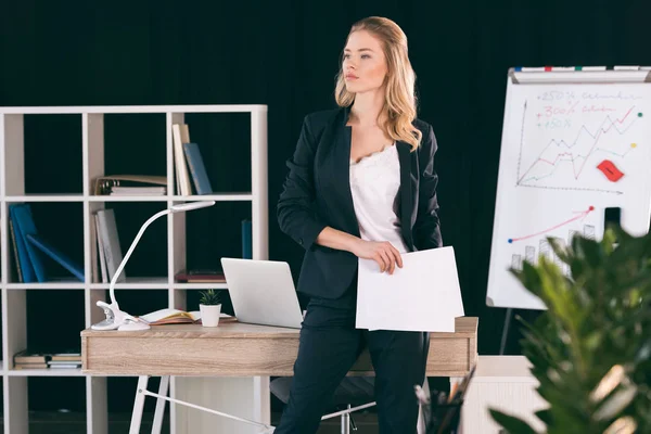 Confident young businesswoman — Stock Photo