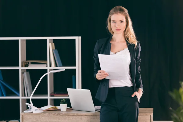 Une jeune femme d'affaires confiante — Photo de stock