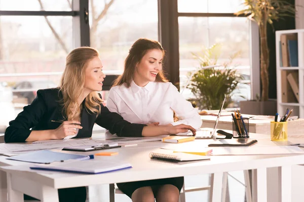 Businesswomen working in office — Stock Photo