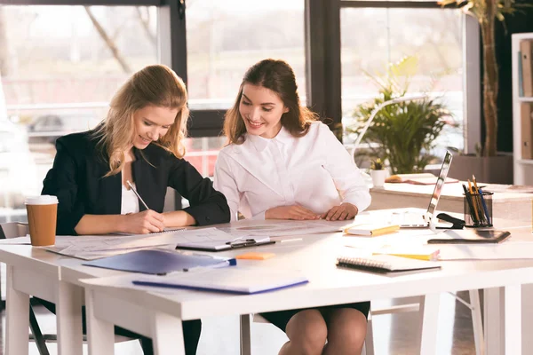 Imprenditrici che lavorano in ufficio — Foto stock