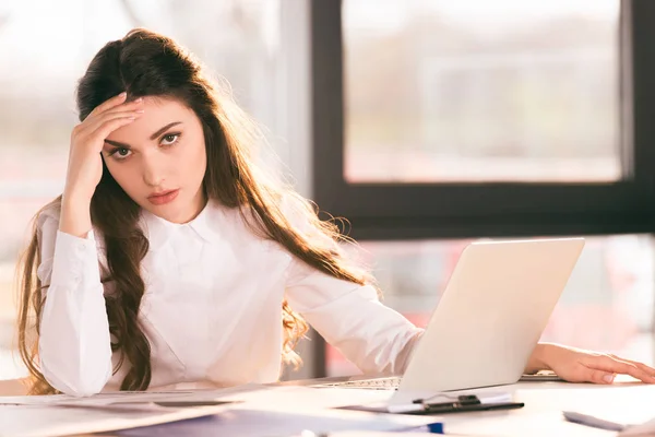 Femme d'affaires travaillant dans le bureau — Photo de stock