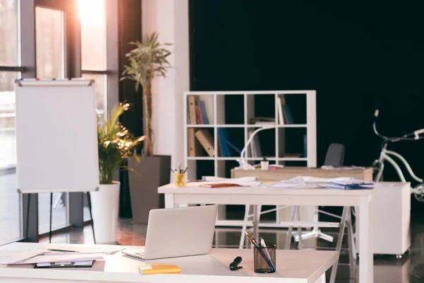 Lieu de travail dans un bureau moderne — Photo de stock