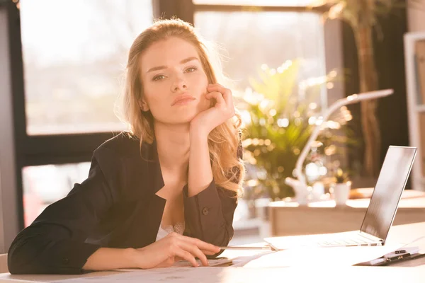 Geschäftsfrau arbeitet im Büro — Stockfoto