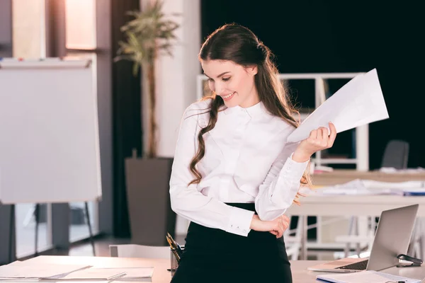 Бізнес-леді з документами в офісі — стокове фото
