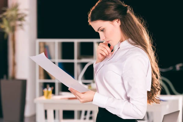 Geschäftsfrau mit Dokumenten im Amt — Stockfoto