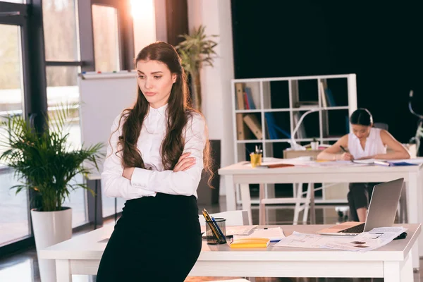 Femme d'affaires dans le bureau moderne — Photo de stock