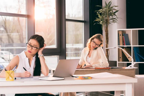 Mulheres empresárias multiétnicas em vestuário formal que trabalham no escritório — Fotografia de Stock