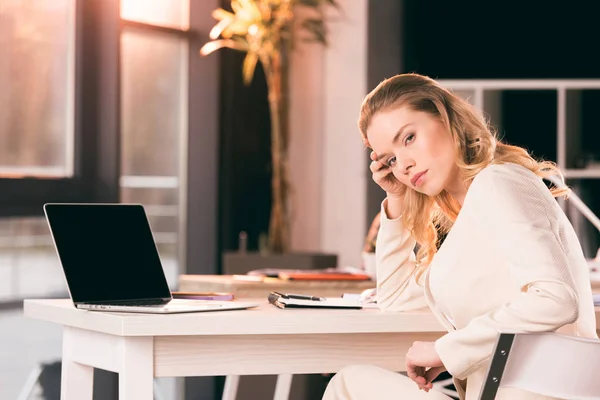Nachdenkliche Geschäftsfrau sitzt im Büro am Tisch — Stockfoto