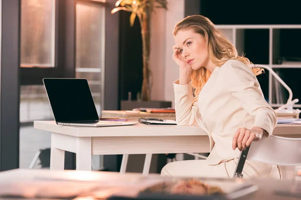 Задумчивая деловая женщина, сидящая в офисе — стоковое фото