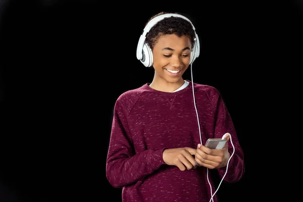 Niño escuchando música con auriculares - foto de stock