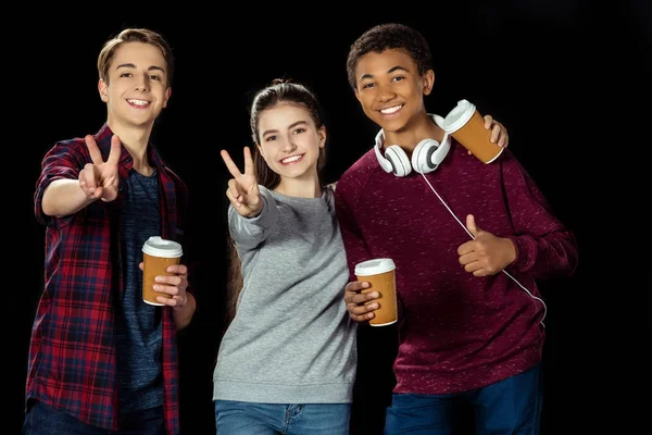 Adolescentes con tazas de papel de café - foto de stock