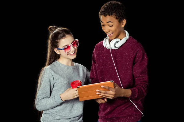 Teen couple looking at tablet — Stock Photo