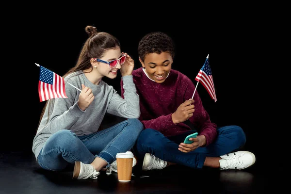 Pareja adolescente con banderas de EE.UU. - foto de stock