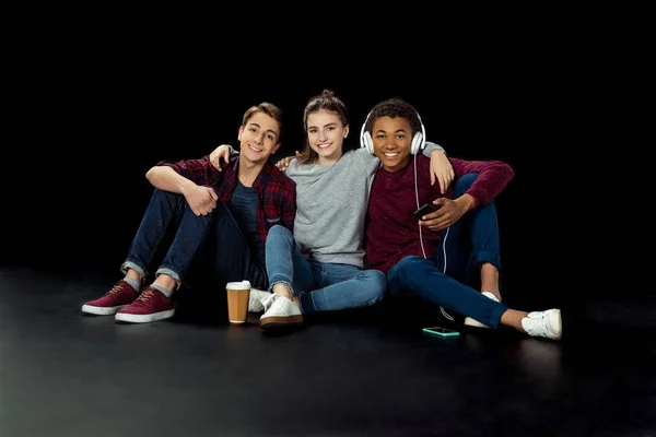 Teenager sitzen auf dem Boden — Stockfoto