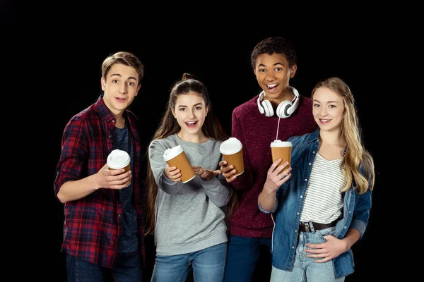 Подростки с чашками кофе, чтобы пойти — стоковое фото