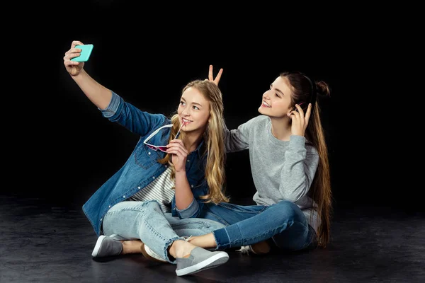 Teen girls taking selfie — Stock Photo