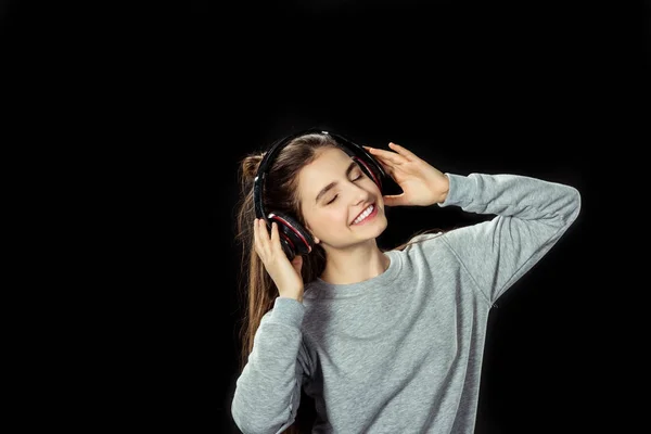 Chica escuchando música con auriculares - foto de stock