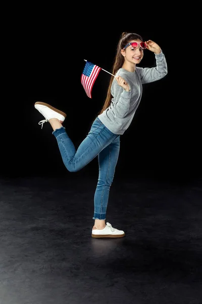 Menina com bandeira dos EUA e óculos — Fotografia de Stock