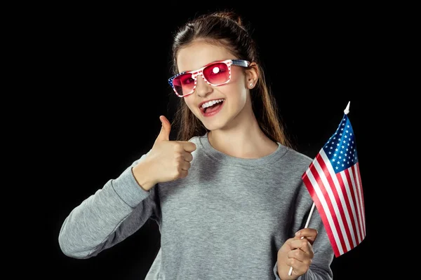 Chica con bandera de EE.UU. mostrando el pulgar hacia arriba — Stock Photo