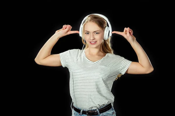 Chica adolescente con auriculares - foto de stock