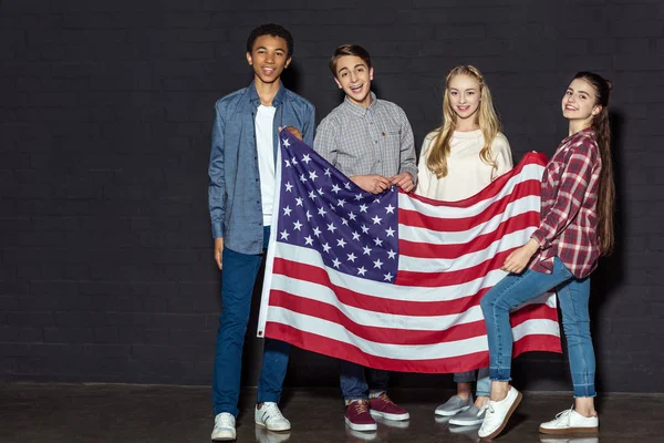 Adolescentes americanos con bandera de EE.UU. - foto de stock