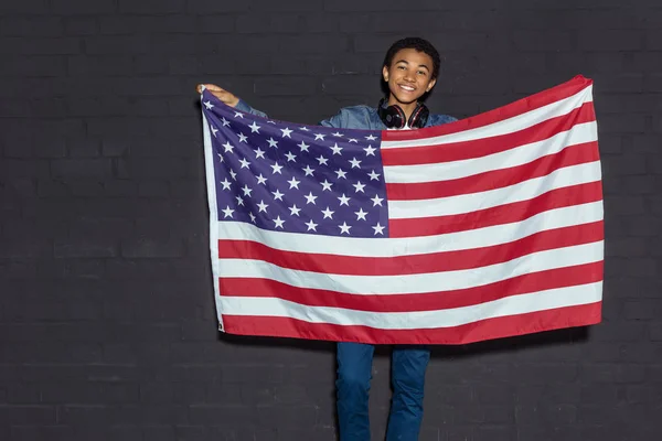 Мальчик-подросток с флагом США — стоковое фото
