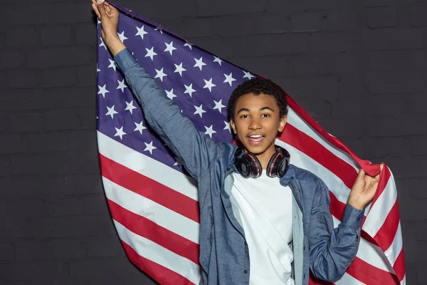 Мальчик-подросток с флагом США — стоковое фото