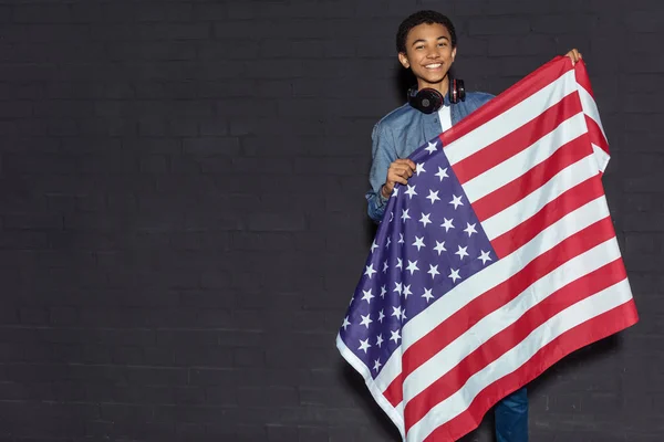 Adolescente chico con usa bandera - foto de stock