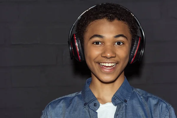 Adolescente chico en auriculares - foto de stock