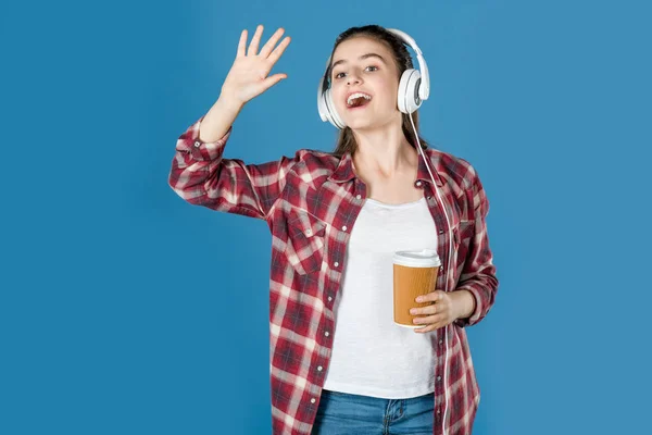 Menina adolescente com fones de ouvido e café — Fotografia de Stock