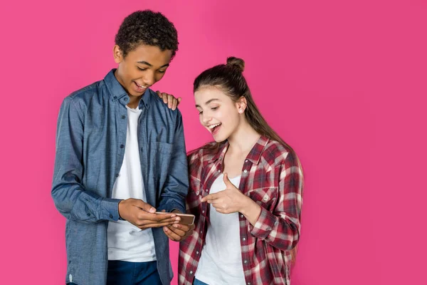Adolescentes mirando el teléfono inteligente - foto de stock