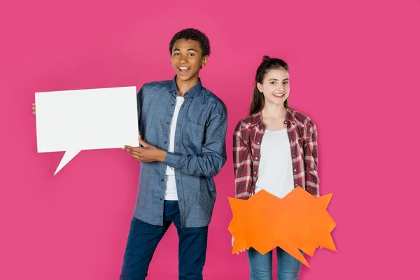 Adolescentes com bolhas de fala em branco — Fotografia de Stock