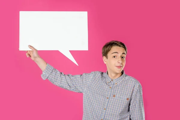 Niño sosteniendo discurso burbuja - foto de stock