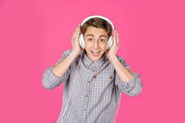 Menino ouvindo música com fones de ouvido — Fotografia de Stock
