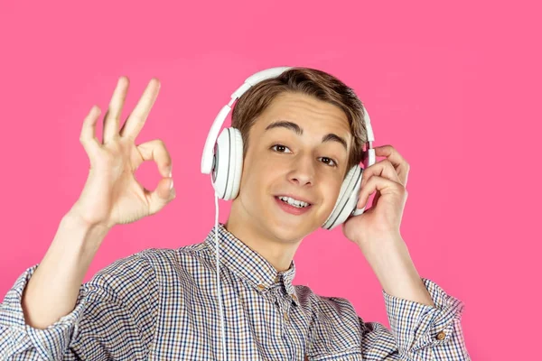 Junge mit Kopfhörer zeigt Okay-Zeichen — Stockfoto