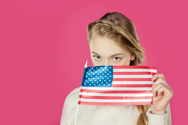 Chica cubriendo la cara con bandera de EE.UU. - foto de stock