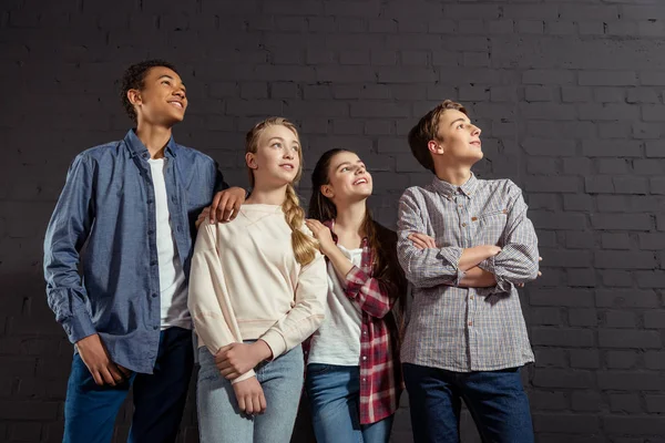 Groupe d'adolescents élégants — Photo de stock