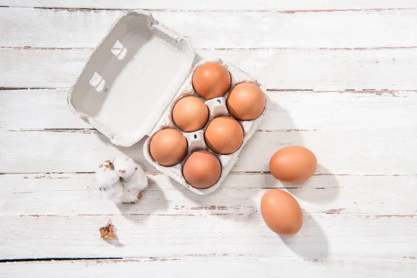 Huevos de pollo en caja — Foto de Stock