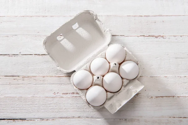Куриные яйца в коробке — стоковое фото