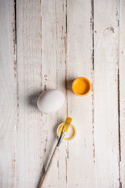 Chicken egg and paint — Stock Photo, Image