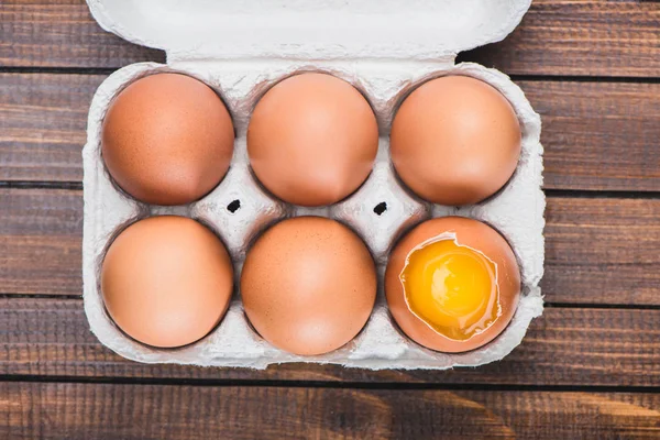 Huevos de pollo en caja — Foto de Stock