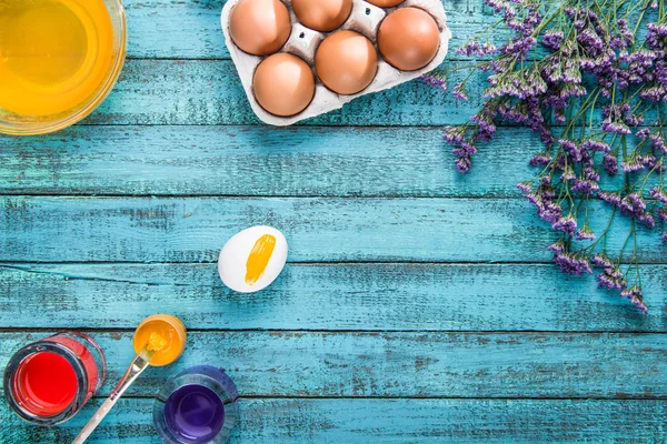 Yumurta boyama ve boya fırçası — Stok fotoğraf