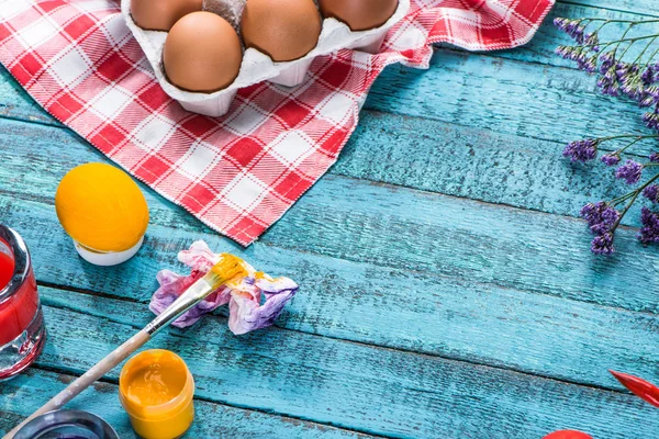 Huevos para colorear y pincel —  Fotos de Stock