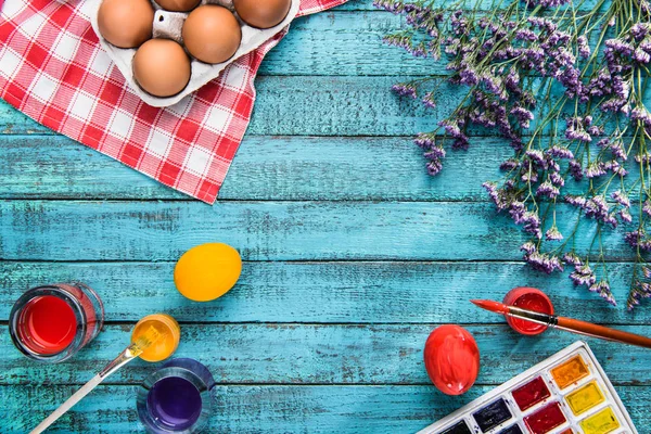 Barevná vajíčka a barvy — Stock fotografie