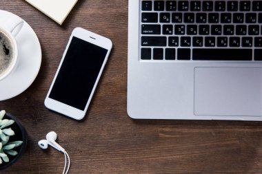 Kahve fincanı ve smartphone üstünde okul sırası 